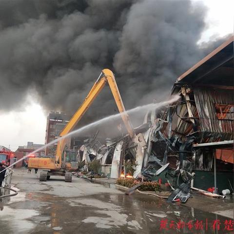 荆州失火事件最新，火势已控，起火原因待揭晓