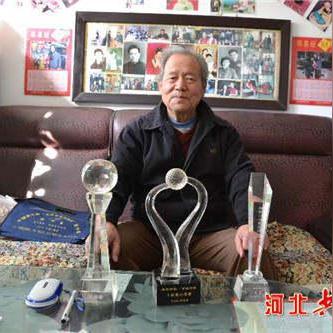 励志孩童拾垃圾背后的故事，小小身躯承载大大梦想