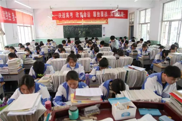高中晚自习励志语录，点亮青春，奋斗不息，誓言铸就辉煌人生！