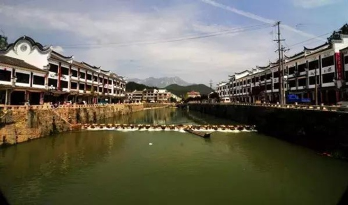 弓山镇魅力与发展揭秘，新闻头条带你领略小镇风采