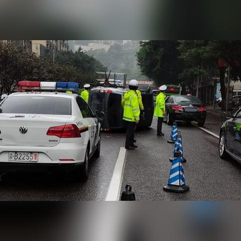 雨天路滑警示，安全至上，预防为主，出行需谨慎