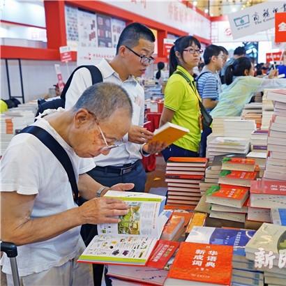 镜头下的声音力量，上海新闻联播主播聚焦时事热议