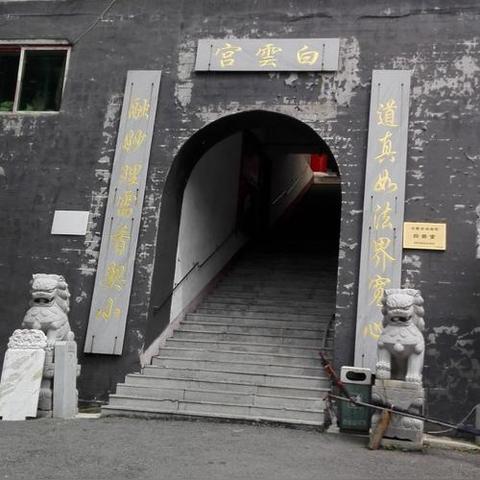 攀登赏景两不误，山峰旅游攻略大揭秘！